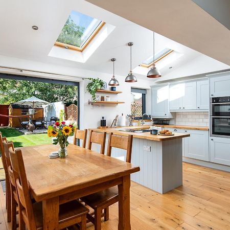 Charming Family Home With Stoves, Garden & Parking 브리스틀 외부 사진