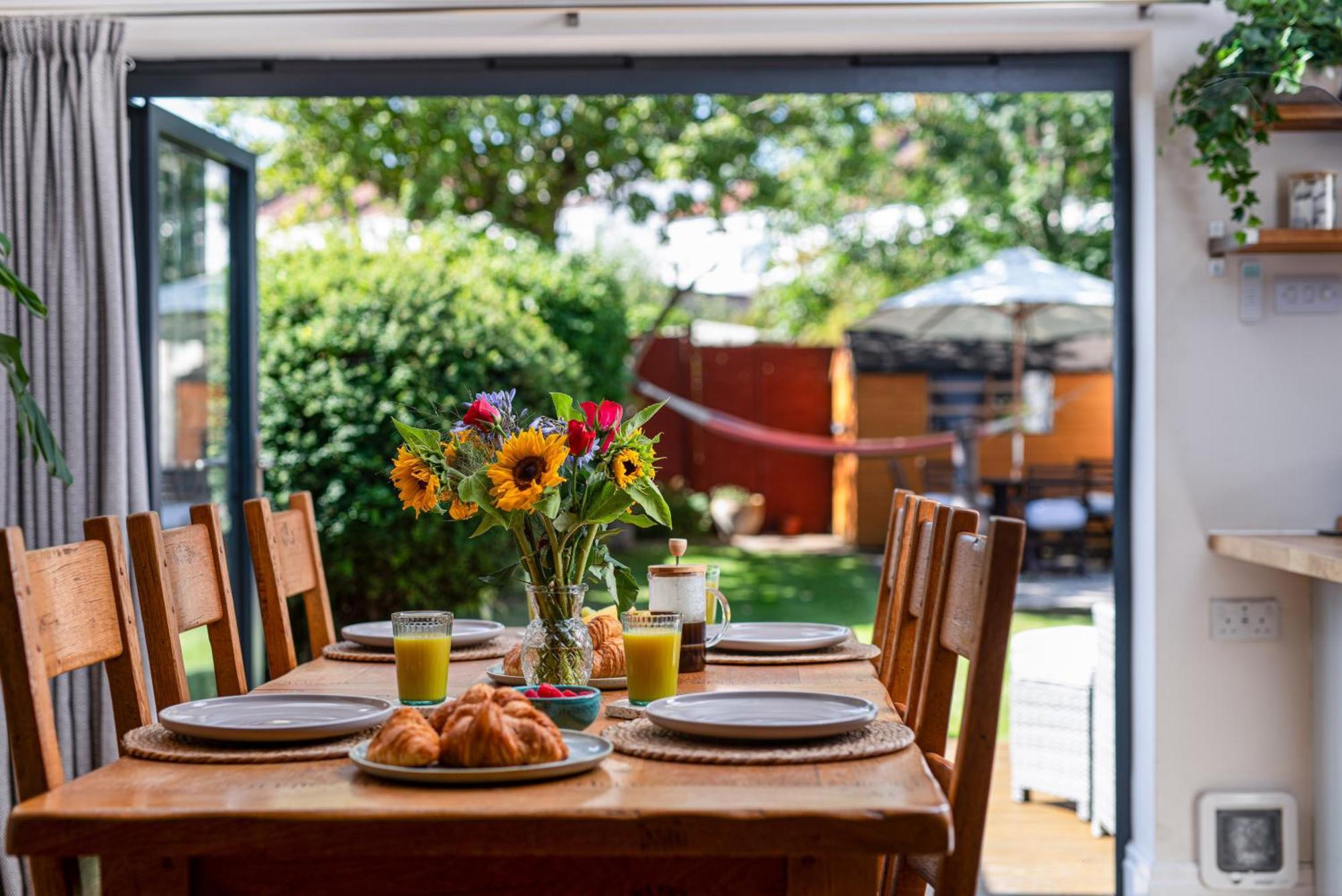 Charming Family Home With Stoves, Garden & Parking 브리스틀 외부 사진